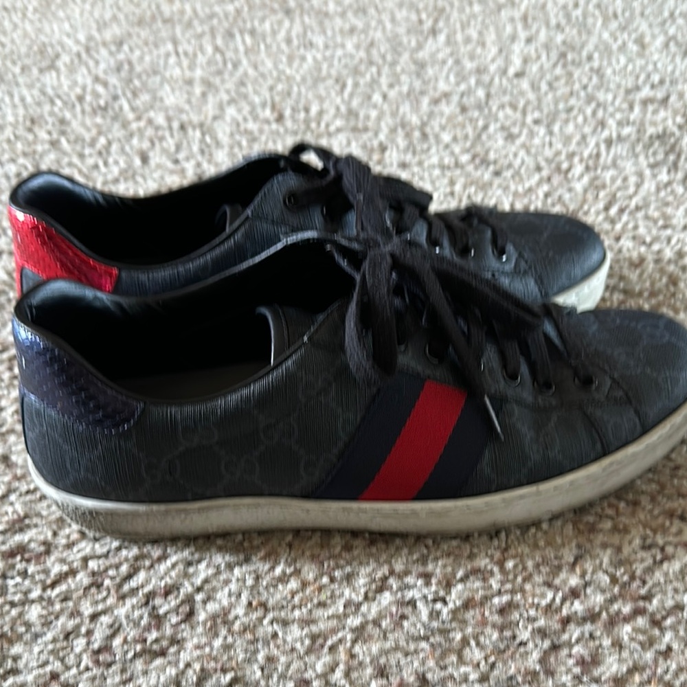 Gucci Black and Red Sneakers with Bold Stripe - Picture 3 of 7